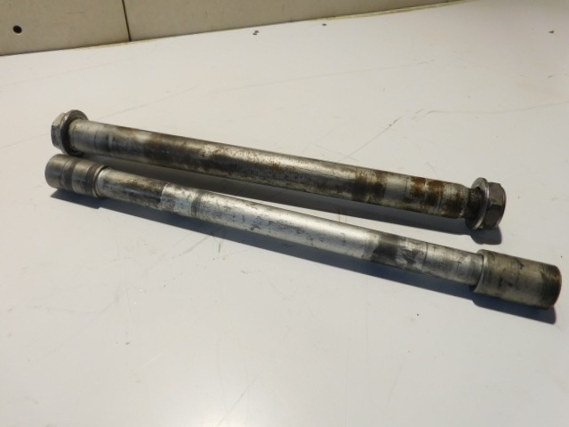 axes de roue arrière et bras oscillant