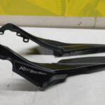 CACHES LATERAL SOUS SELLE