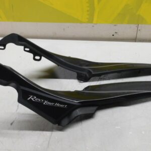 CACHES LATERAL SOUS SELLE