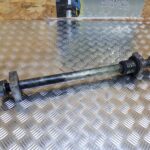 Axe de roue arrière