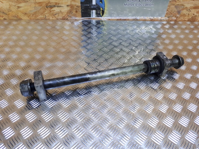 Axe de roue arrière