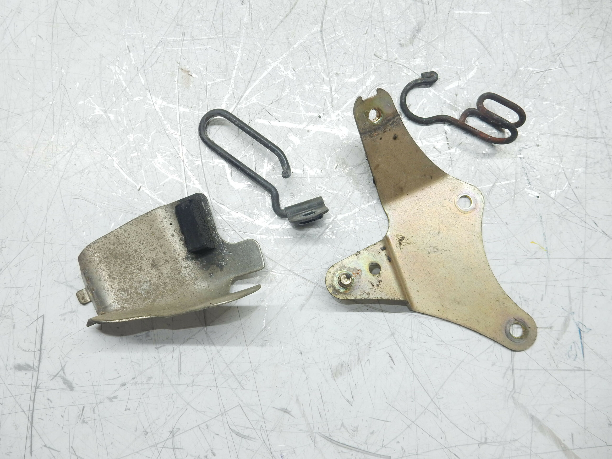 SUPPORT POUR DURITE DE FREIN ET BOCALE DE FREIN