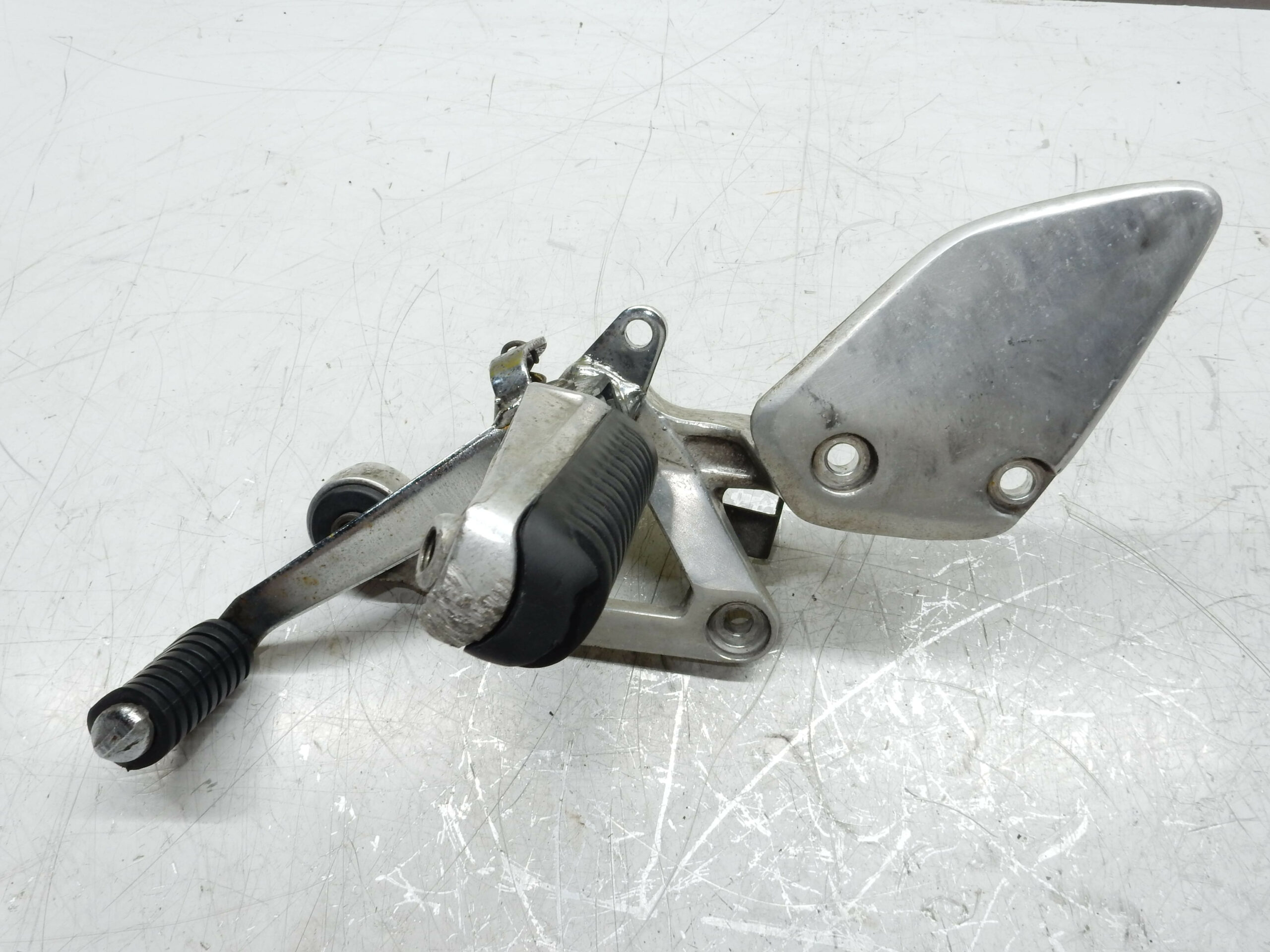 PLATINE AVANT DROITE