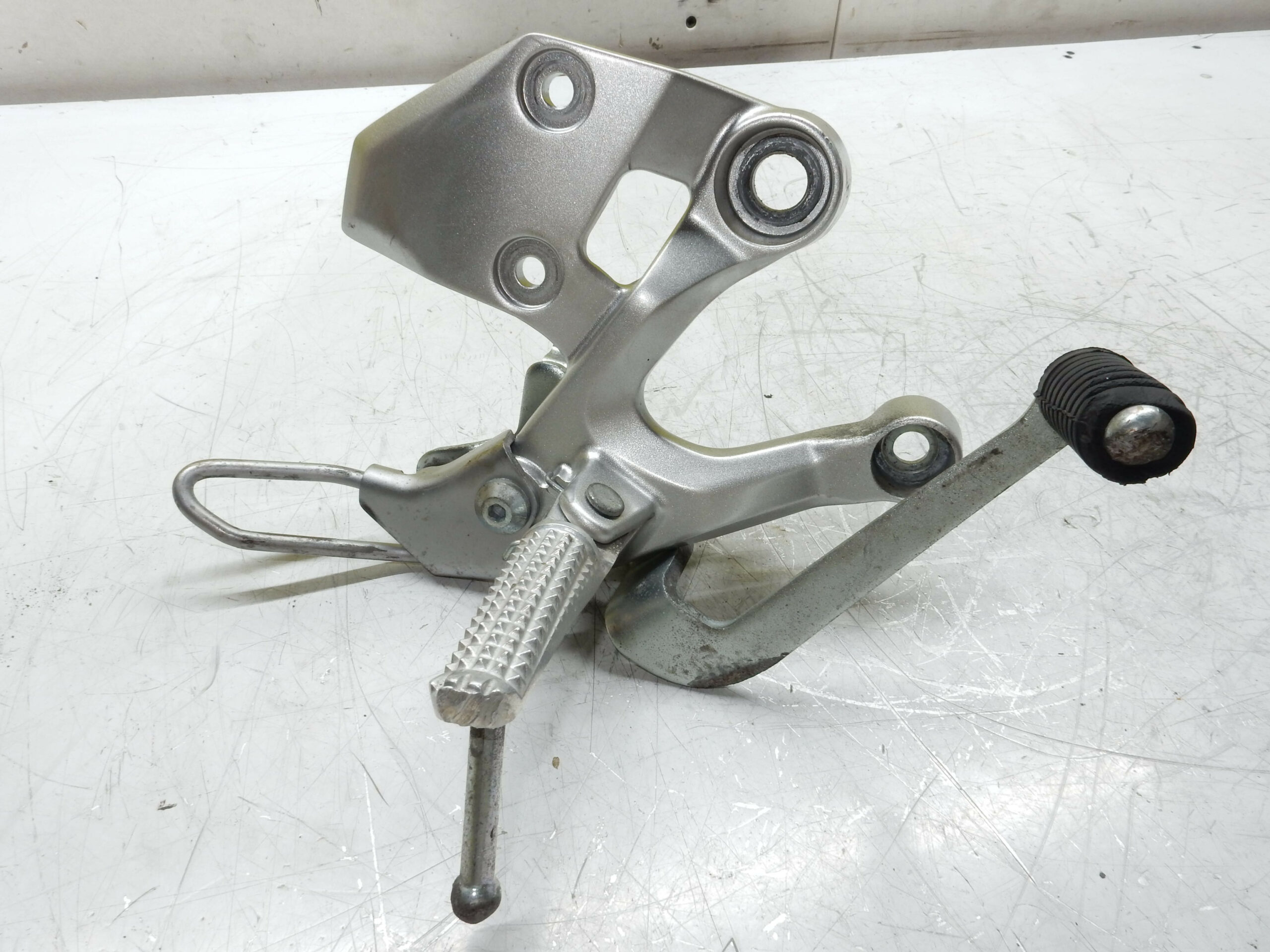 PLATINE REPOSE PIED AVANT DROIT