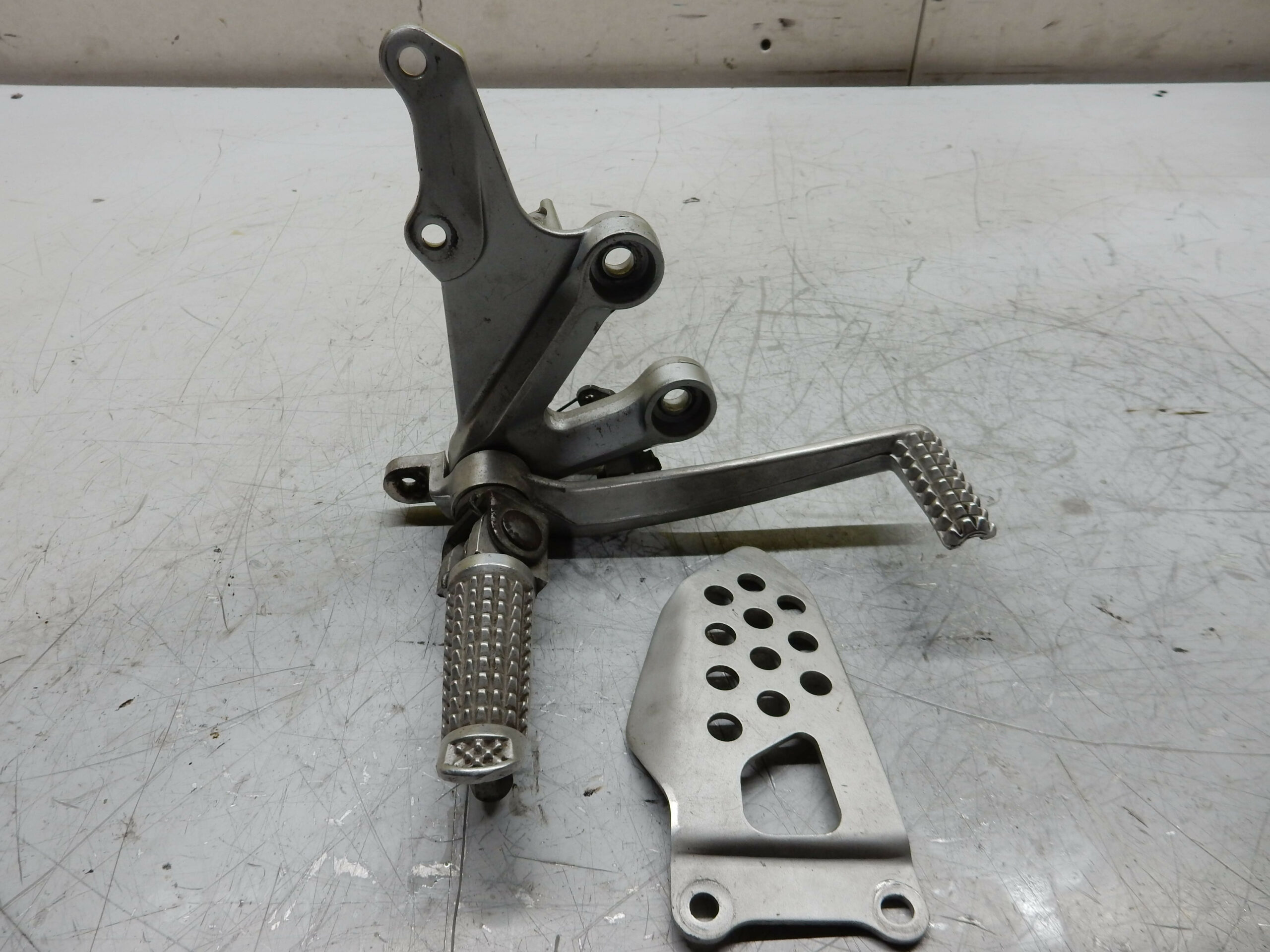 platine repose avant pied droit