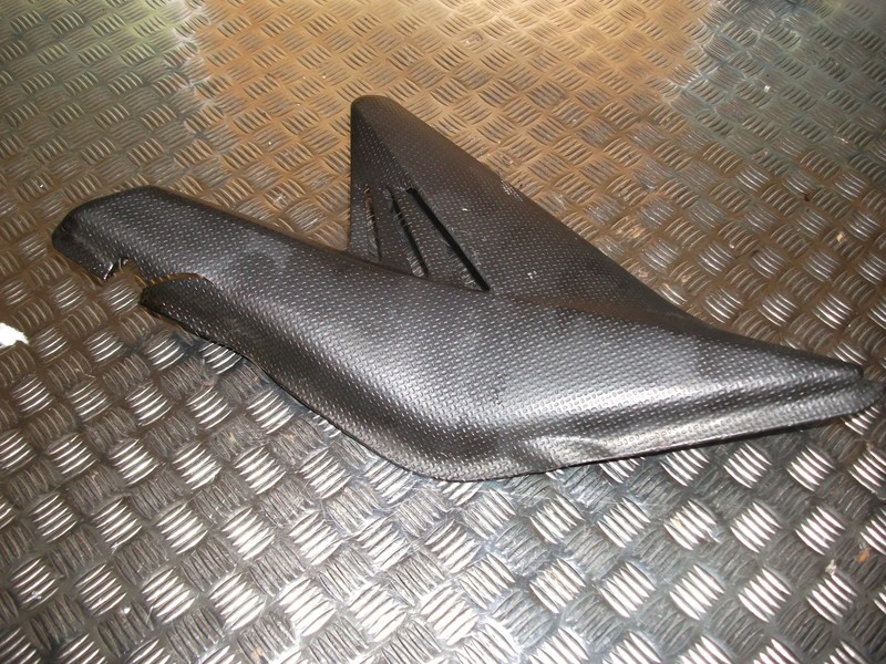 Cache latéral droit