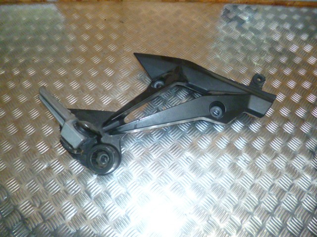 Platine repose pied passager droit