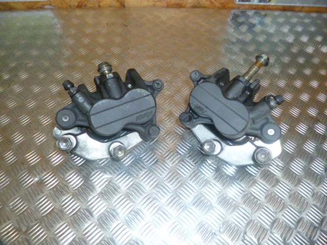 Paire d'étrier de frein avant