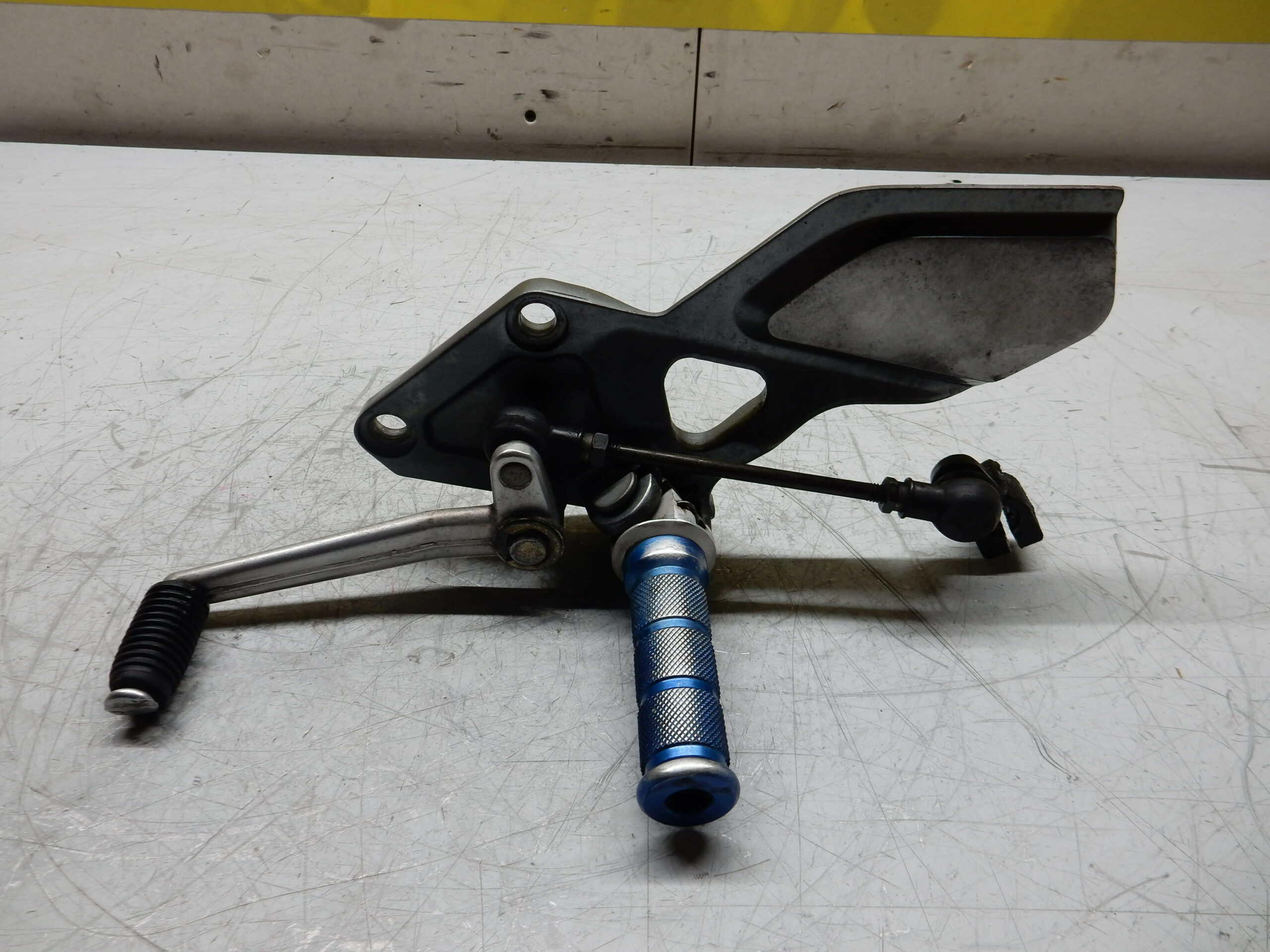 platine repose pied avant gauche