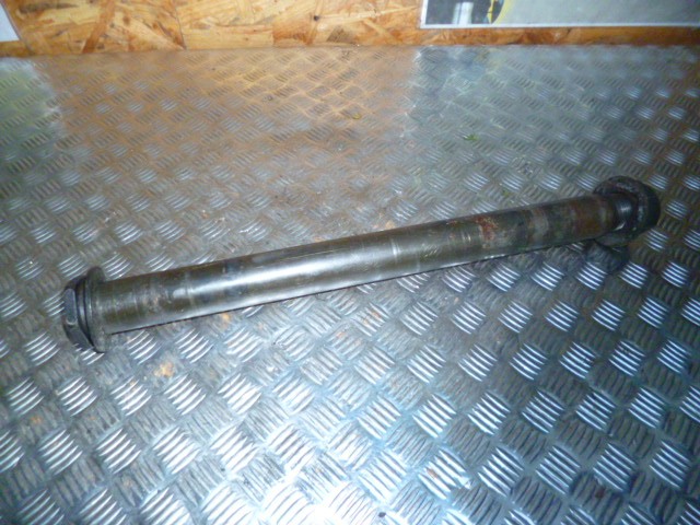 Axe de roue arrière