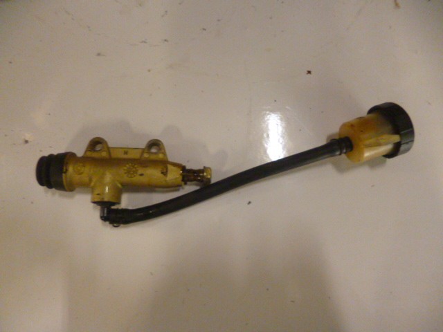 Maitre cylindre de freins arrière