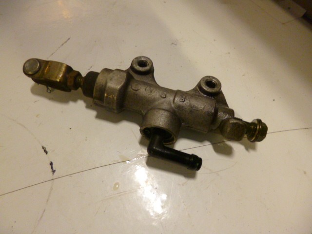 maitre cylindre de frein ar