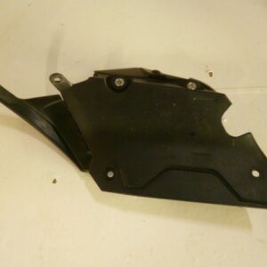 Cache avant droit réservoir