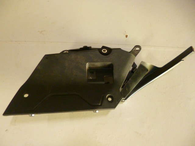 Cache avant gauche réservoir