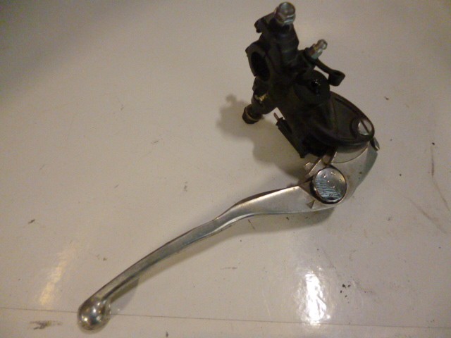 maître cylindre de freins