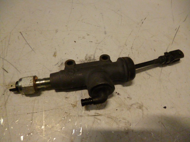 maître cylindre de frein arrière