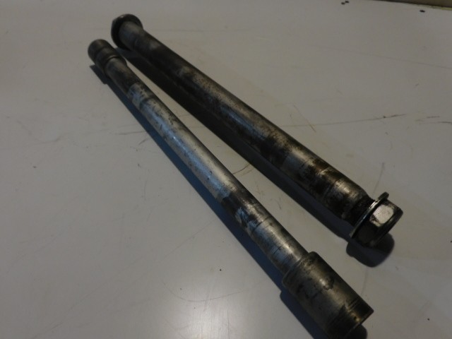 axes de roue arrière et bras oscillant