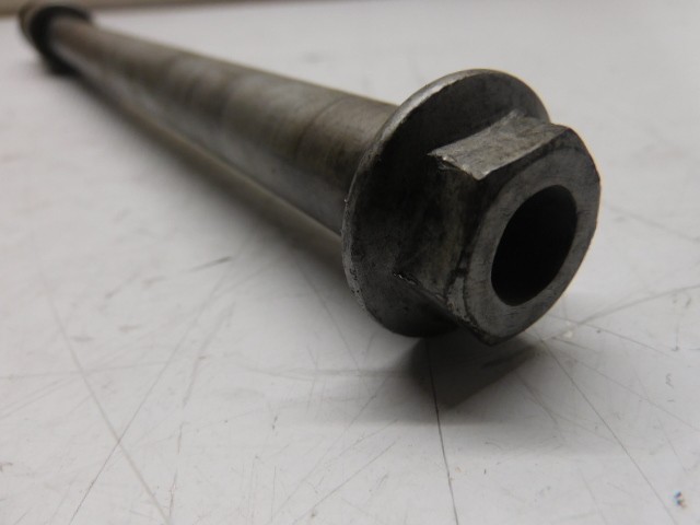 axe de roue arrière