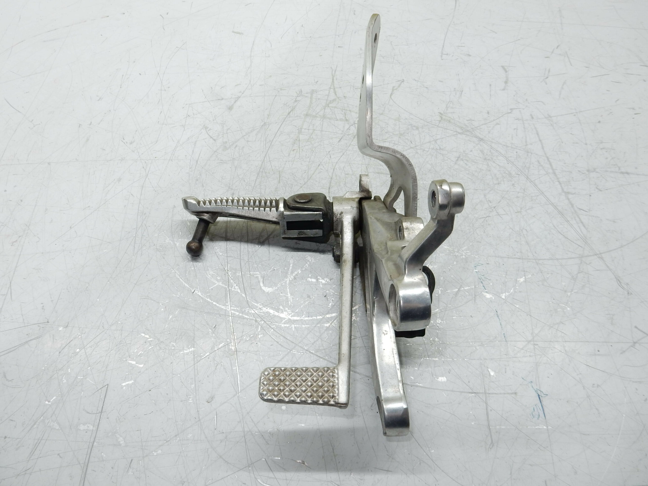 PLATINE AVANT DROITE