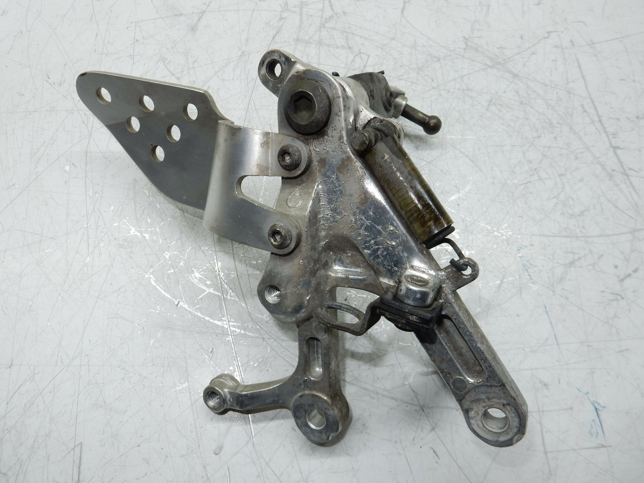 PLATINE AVANT DROITE