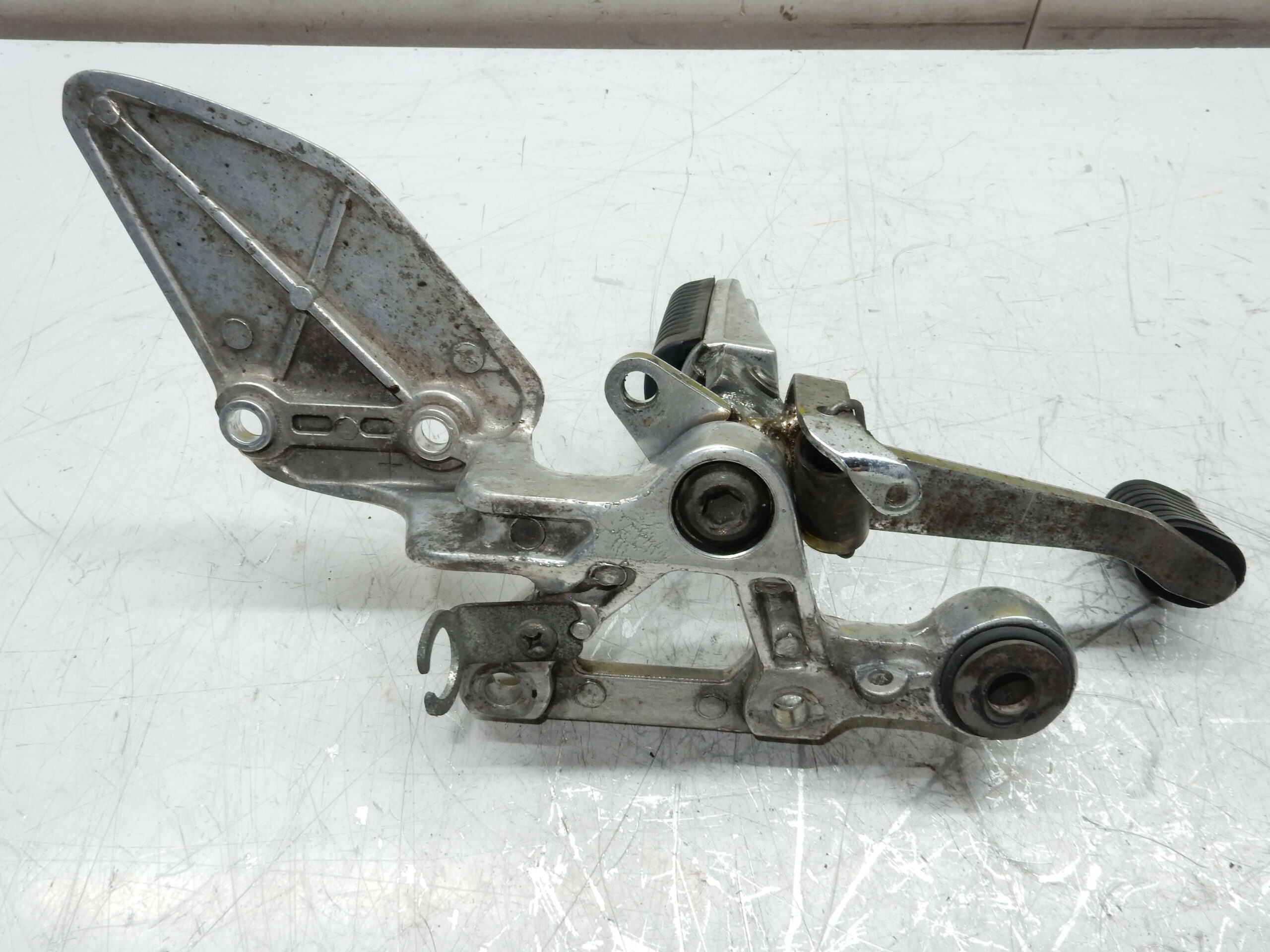 PLATINE AVANT DROITE