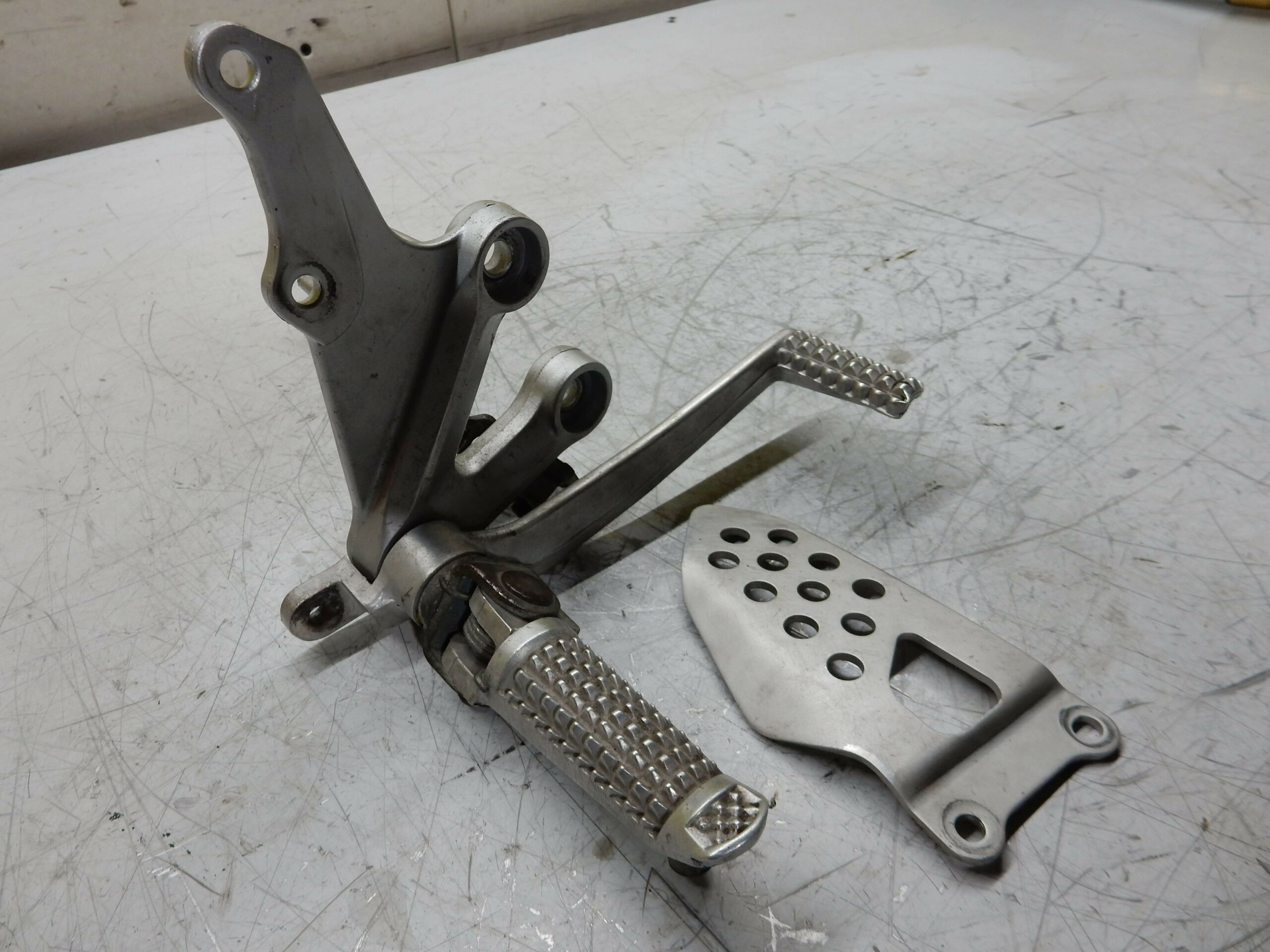 platine repose avant pied droit