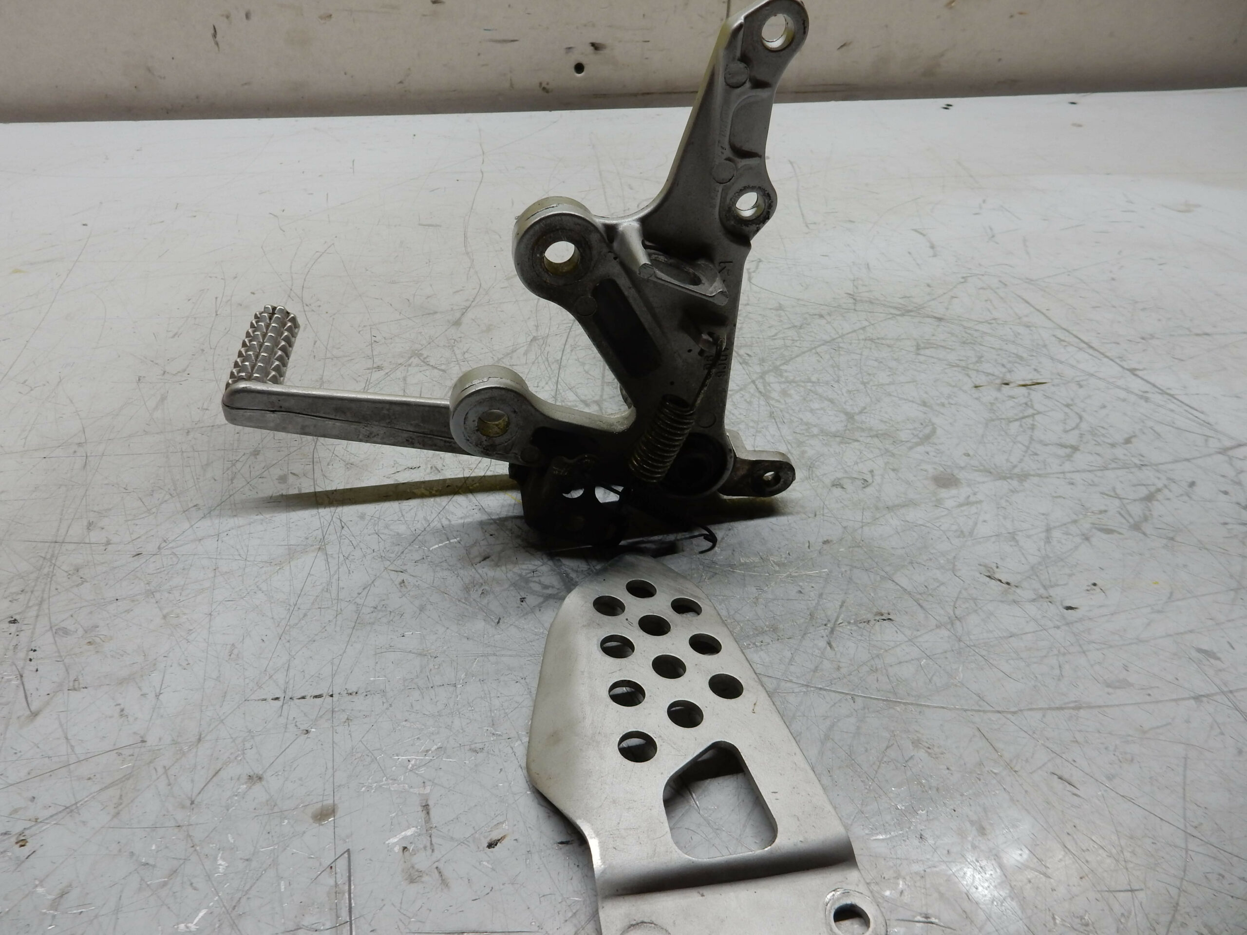 platine repose avant gauche