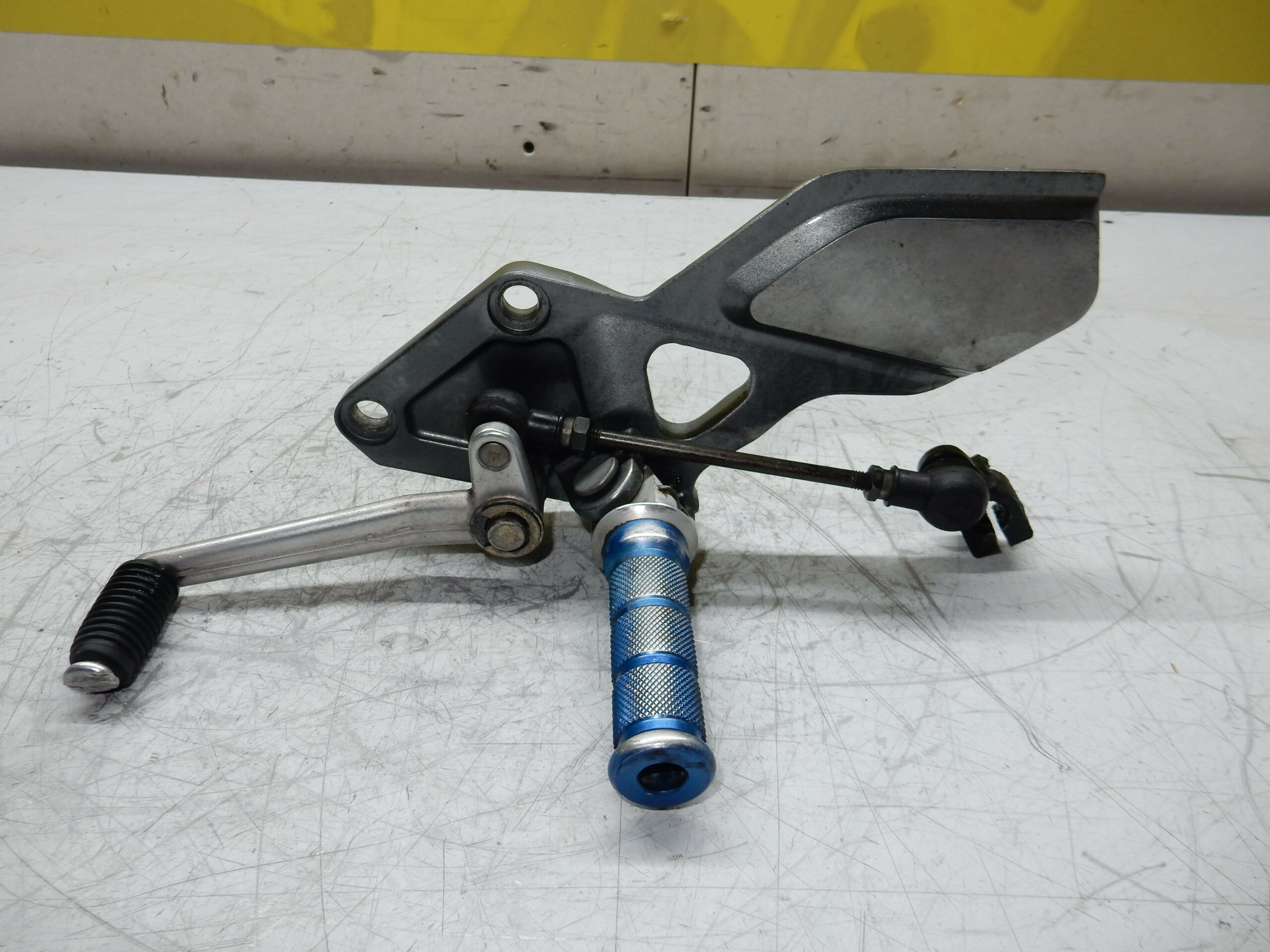 platine repose pied avant gauche