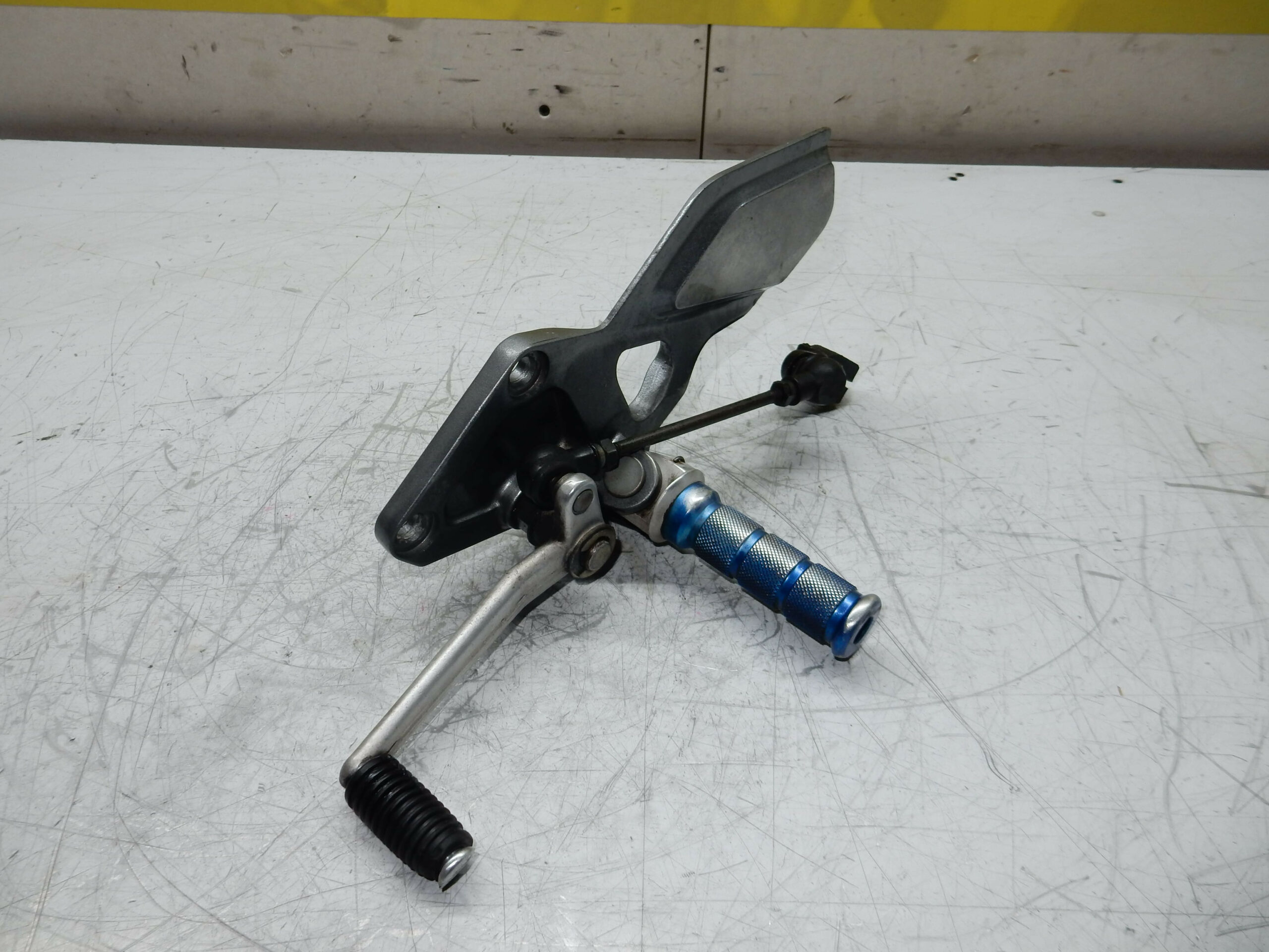 platine repose pied avant gauche