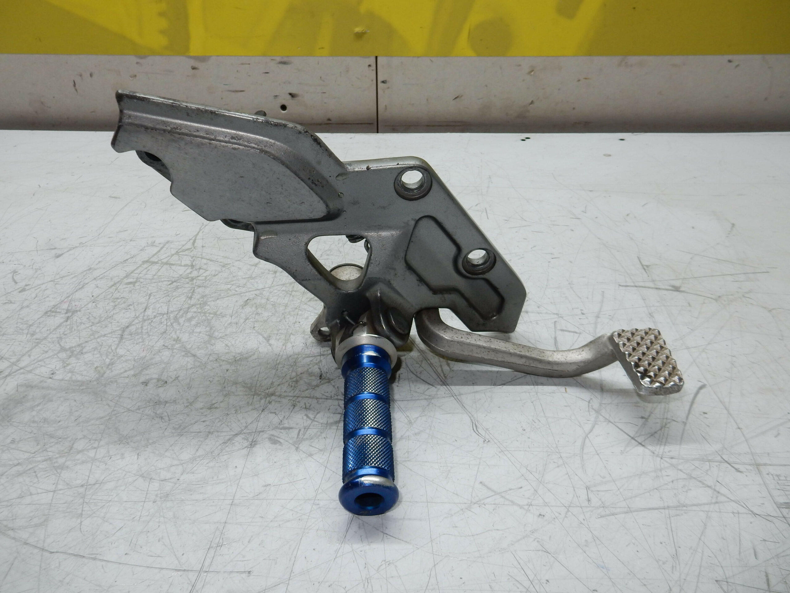 platine repose pied avant droit