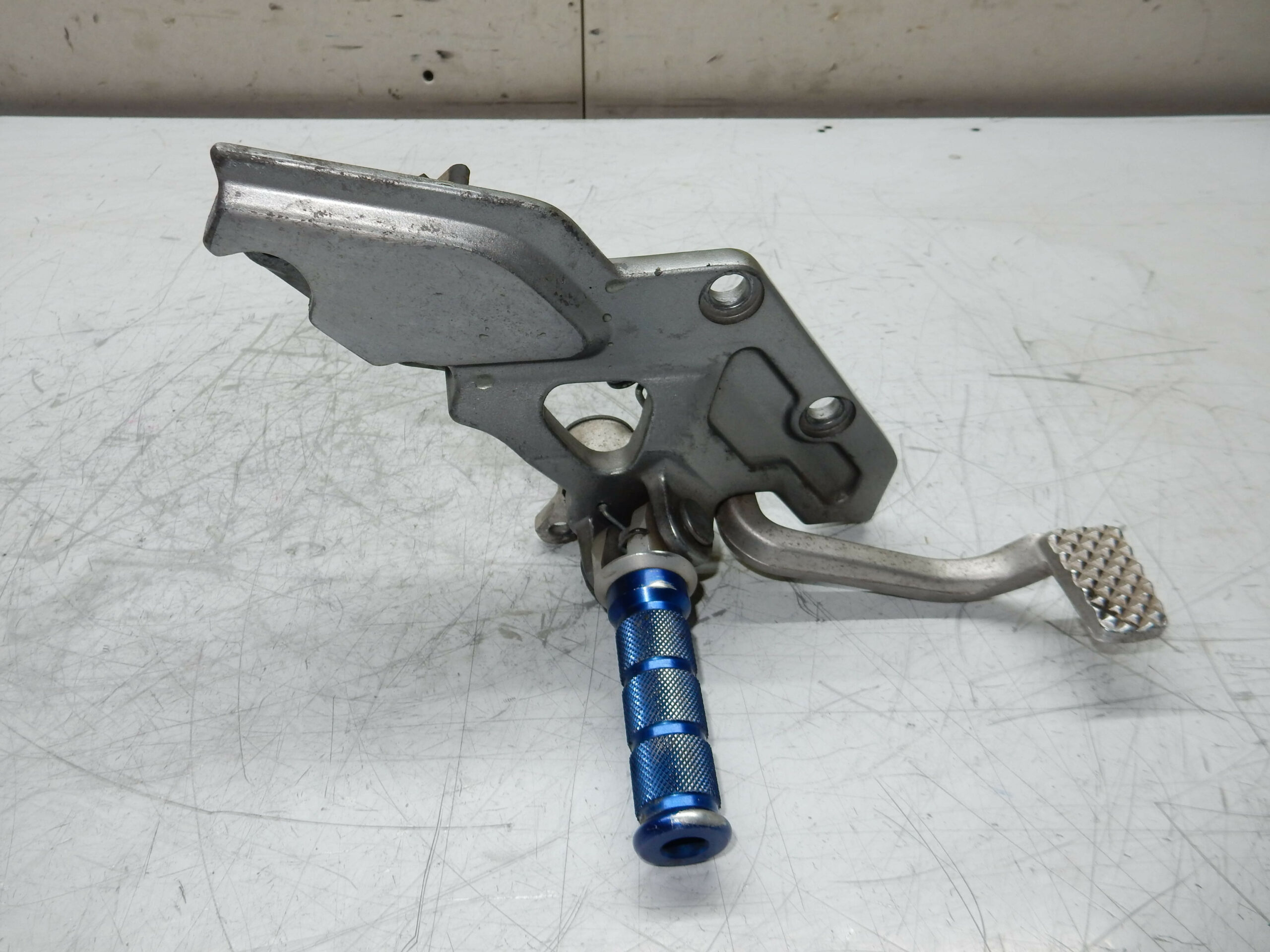 platine repose pied avant droit