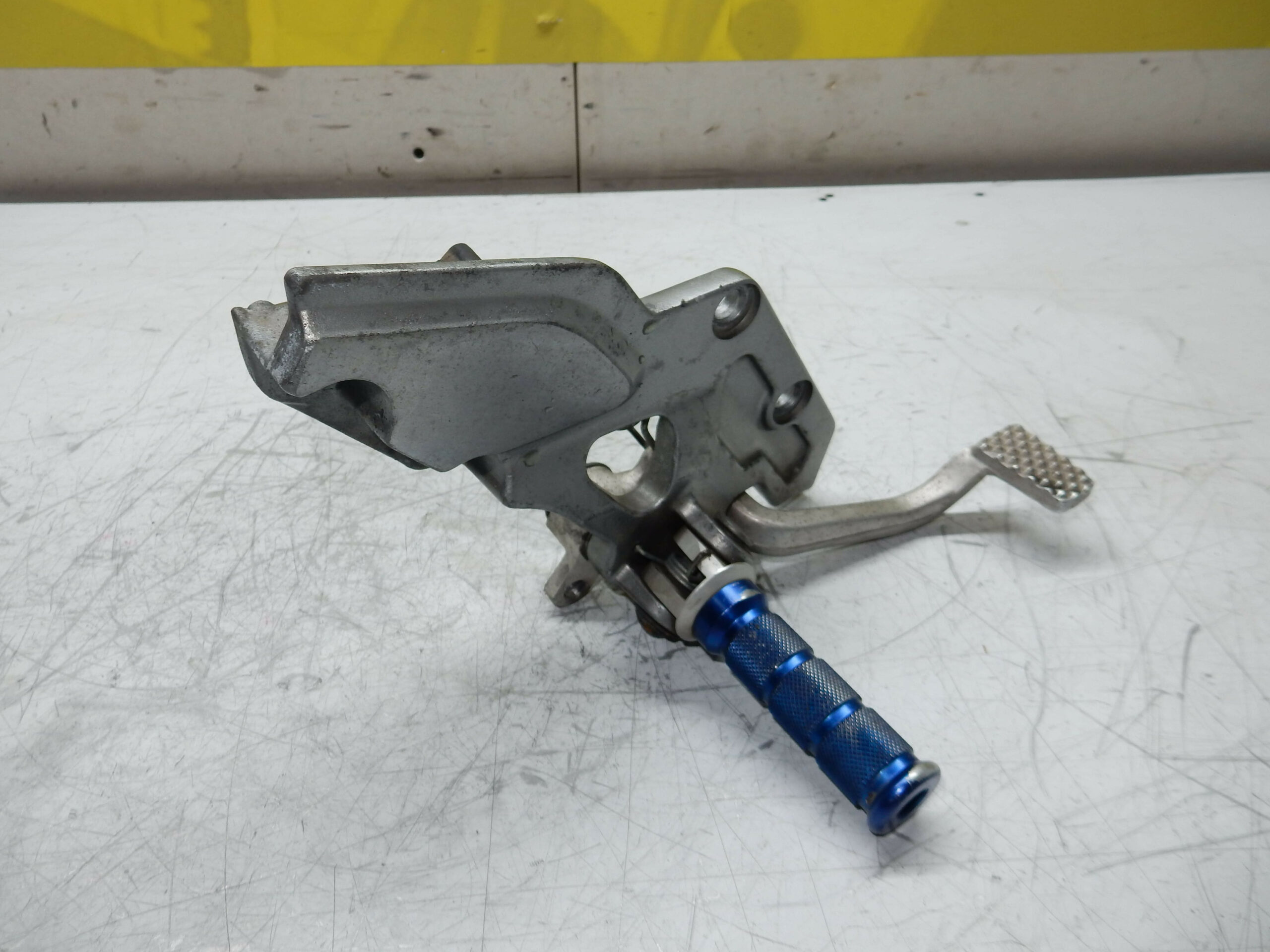 platine repose pied avant droit