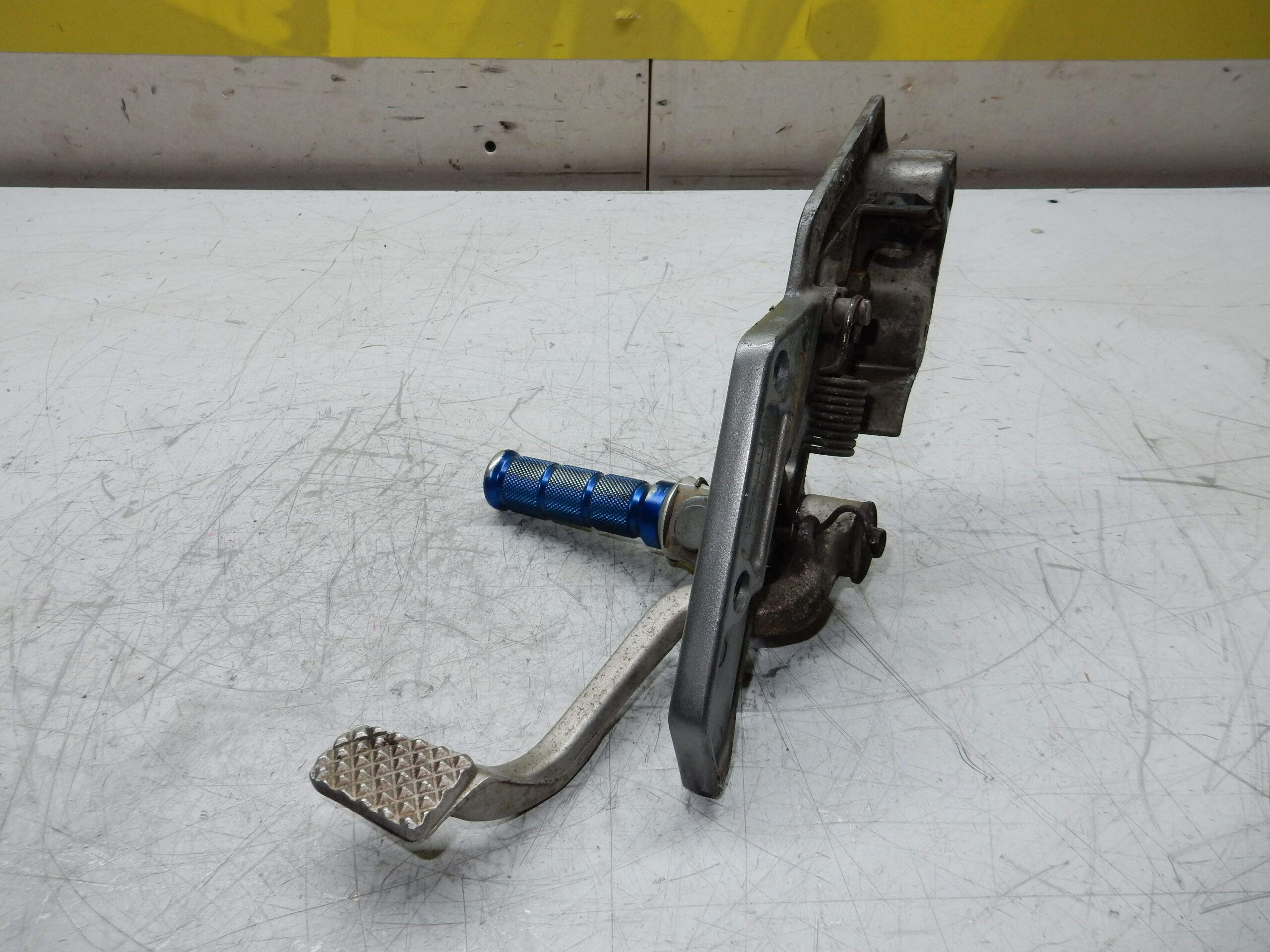 platine repose pied avant droit