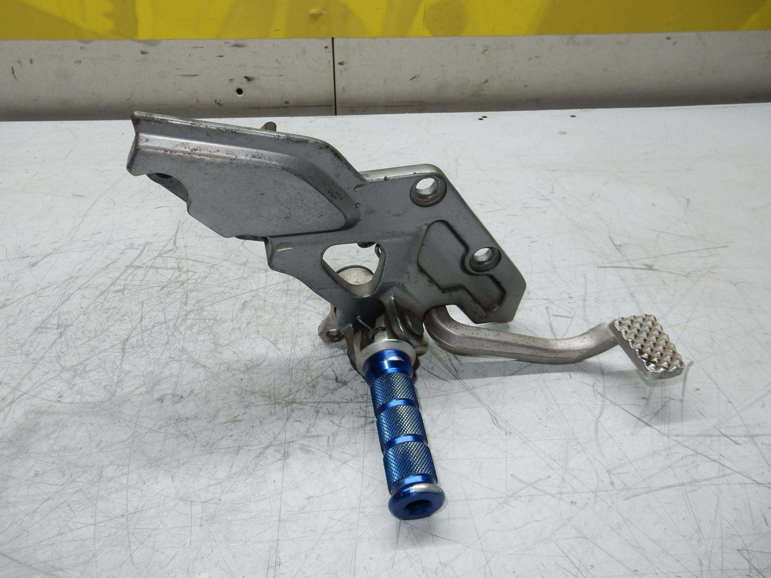 platine repose pied avant droit