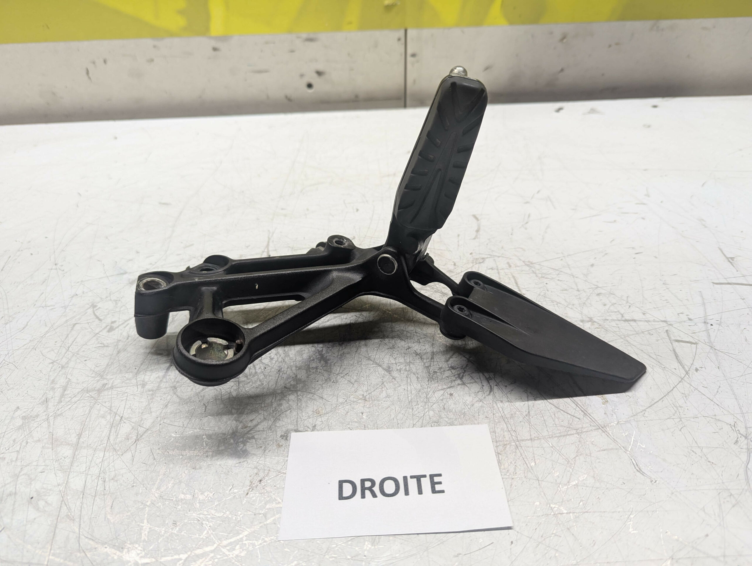 platine avant droite