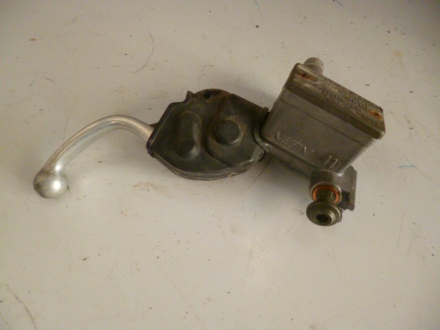 maître cylindre de frein avant