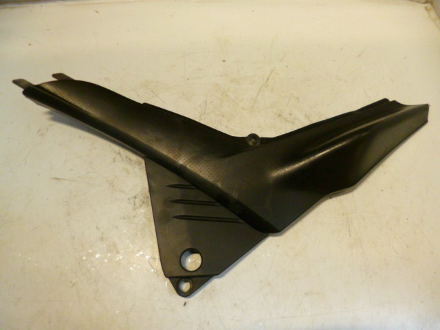 cache sous selle (droit)