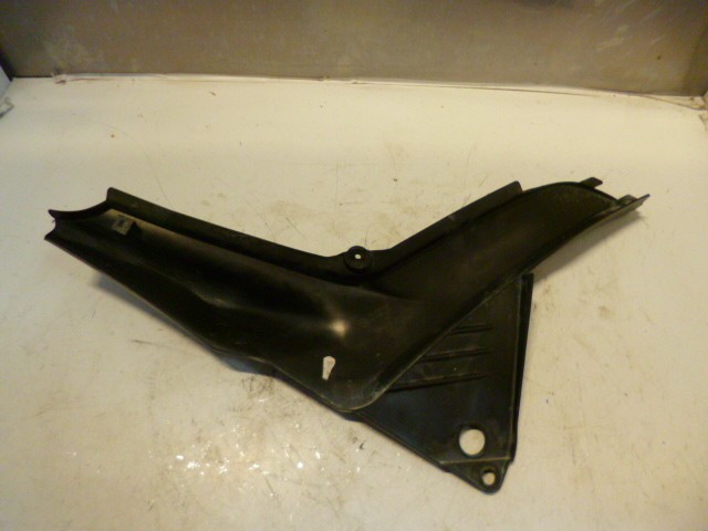 cache sous selle (droit)